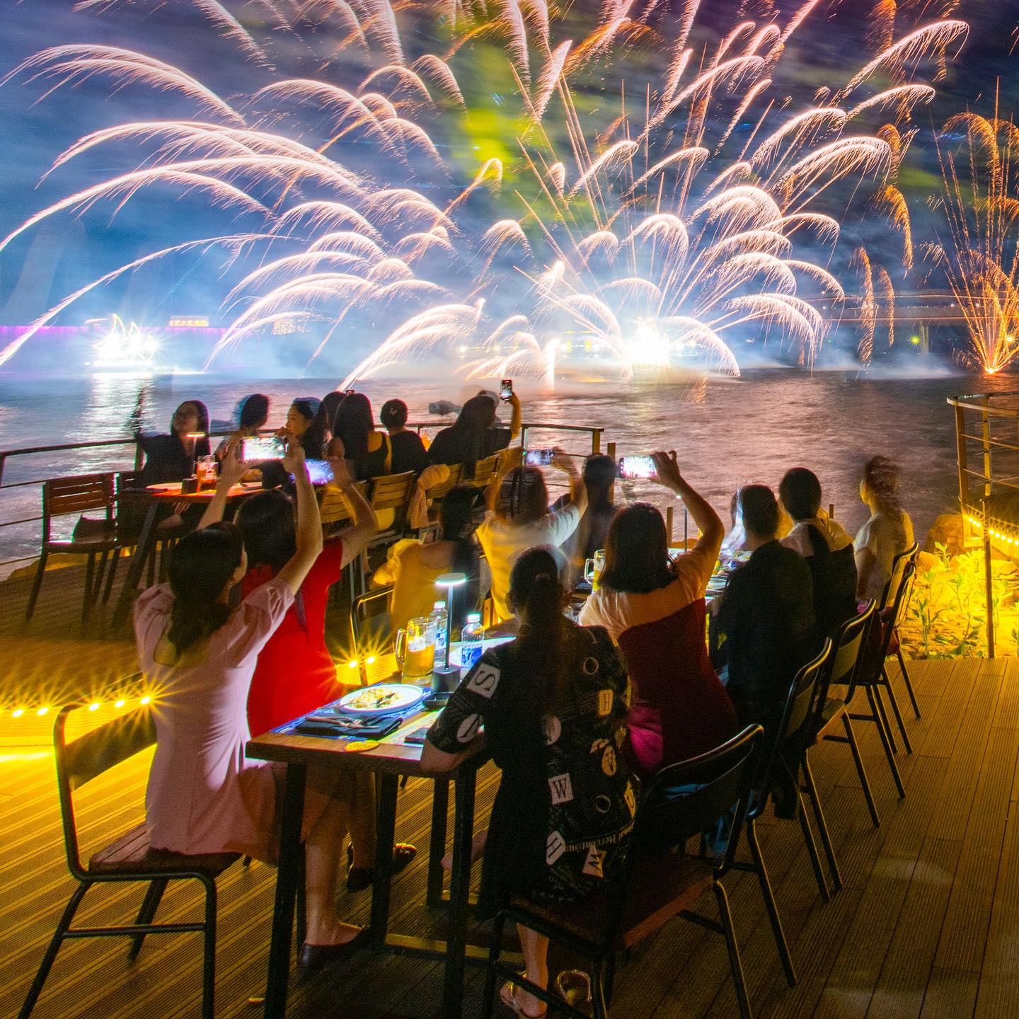 Bản sao của Bản sao của Xem pháo hoa từ nhà hàng Sun Bavaria GastroPub.jpg