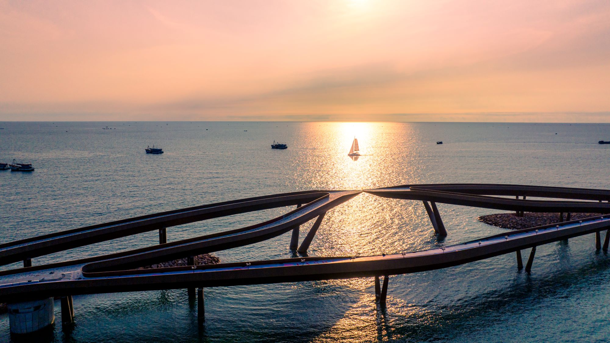 Phu-Quoc-Sunset-Town-Cau-Hon (7)_1.jpg